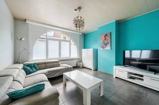 Te koop: instapklare karaktervolle woning met 4 grote slaapkamers en tuin nabij centrum Ronse. <br /><br />Op een centrale ligging nabij het centrum van Ronse, op wandelafstand van scholen en winkels, bevindt zich deze karaktervolle en ruime woning met 4 slaapkamers en een gezellige tuin.<br /><br />Wat maakt dit pand uniek?<br />Op het gelijkvloers kom je binnen via een ruime inkomhal met doorgang naar de trap en leefruimtes. De woning beschikt over een aangename zithoek en een recente, volledig geïnstalleerde keuken met eetplaats, die uitgeeft op het terras en de tuin. Verder zijn er een apart toilet en een praktische berging.Daarnaast is er een kelder voor extra bergruimte.<br />De eerste verdieping omvat twee ruime slaapkamers en een badkamer met inloopdouche, ligbad, dubbele wastafel en toilet. Op de tweede verdieping bevinden zich nog twee extra ruime slaapkamers.<br /><br />Buiten geniet je van een gezellige stadstuin met terras, ideaal om te ontspannen.<br /><br />De woning is uitgerust met centrale verwarming op aardgas, dubbele beglazing en een vernieuwde keuken en badkamer, wat zorgt voor hedendaags wooncomfort.<br />EPC E kan met vrij weinig kosten naar D gebrachte worden, waardoor u daarna vrij bent van renovatieplicht. (simulaties van de EPC deskundige zijn beschikbaar)<br /><br />Voor wie is dit ideaal?<br />Ideaal voor gezinnen of ruimtezoekers die een instapklare woning zoeken op een centrale ligging met voldoende slaapkamers en buitenruimte.<br /><br />Te koop via Immo Beguin, jouw vastgoedexpert sinds 2009, met kantoren in Ronse, Waregem, Kortrijk, Deinze, Doornik en Lessines.<br />Meer info of bezoek via: caroline@immobeguin.be