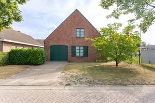 <p>Charmante gezinswoning met onderhoudsvriendelijke tuin, gelegen in een kindvriendelijke en zeer gegeerde woonwijk te Wuustwezel-centrum! De landelijke en praktische woning bevat o.a. een lichtrijke leefruimte, een kwalitatieve keuken, drie slaapkamers, een bureau/slaapkamer en veel opbergruimte! Deze vrijstaande woning is gelegen in de nabijheid van natuur, groen, ontspanning, winkels, scholen en alle andere voorzieningen én is bovendien erg goed bereikbaar! EPC C</p>