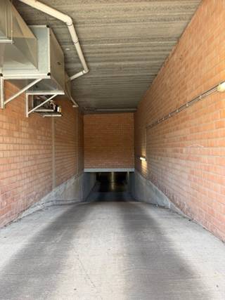 Parkeerplaats te koop in de ondergrondse garage van het Laageind 3. Te bereiken via een sectionaalpoort. De afmetingen zijn 2,5m x 5,6m