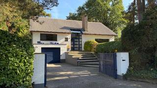 Zeer rustig en residentieel gelegen villa op 28 are 94 ca met mooie aangelegde tuin. <br />Omvat: inkomhal, wc, ruime en zonnige living met inbouwhaard en een open keuken welke recent volledig werd ingericht, ruime veranda, 4 slaapkamer, recente douchekamer, garage voor 2 wagens, bergkelders.<br />Woning met veel lichtinval door grote ramen. <br />Bouwjaar 1974 - zeer goede staat - dakbedekking werd recent ontmost en behandeld met coating.<br />CV met aardgas - nieuwe hoogrendement condenserende verwarmingsketel + airco/warmtepomp in living en hoofdslaapkamer. Ki 2.522 euro.<br />EPC 360 kwh/m² - energielabel D - UC3966611RES1.<br />De woning is asbestveilig volgens het asbestinventarisattest.<br />Stedenbouwkundige vastgoedinfo in aanvraag: woning en tuin gelegen in woonpark (= residentieel woongebied) en achtertuin in dag-en verblijfsrecreatie - geen voorkooprecht ruimtelijke ordening - geen maatregelen in het Vlaams handhavingsplatform.<br />Geen risicozone voor overstromingen - gebouwscore A - perceelscore A en 1m² tegen de straat B.