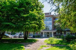 Het stadsleven ervaren én toch groen wonen? Dat kan! 

Dit volledig vernieuwd appartement (2023)  bevindt zich op fietsafstand van het bruisende centrum van Gent en is idyllisch gelegen in het groen, naast een stadspark. 

De vele raampartijen en 2 terrassen zorgen niet alleen voor veel lichtinval en 'groenzicht' maar geven een aangenaam open en ruimtelijk gevoel.

Gezien de recente renovatie bent u ook verzekerd dat alles in orde is op vlak van technieken, veiligheid en energiezuinigheid. Elektriciteit conform, asbestvrij, EPC label B.

Het appartement omvat: inkomhal, apart toilet, keuken met terras, berging met aansluiting voor wasmachine, leefruimte, slaapkamer met ensuite badkamer en terras.

Verder heeft u in de kelder nog 2 privatieve kelderbergingen met elektriciteit en kan u gebruik maken van een ruime gemeenschappelijke fietsenberging.

Vrij bij akte

