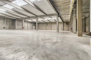Bâtiment commercial avec une visibilité unique à louer à Deerlijk. Le bâtiment est situé dans une zone industrielle de classe I et comprend : >...