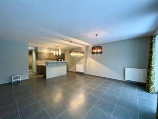 <p><span>Dit appartement is gelegen ten noorden en op wandelafstand van centrum Mechelen. Tevens ligt het station van Nekkerspoel op een boogscheut en is de oprit E19 (Antwerpen/Brussel) op nog geen 5 minuten rijden. Deze woonomgeving beschikt over verschillende scholen, winkels, ...</span></p><p><span> </span></p><p><span>EXTRA INFO:</span><span> het douchescherm worden nog vervangen.</span></p><p><span> </span></p><p><span>INDELING</span></p><p><span>Gelijkvloers: gemeenschappelijke inkomhal, private hal, aparte toilet, badkamer met douche en lavabo in meubel, slaapkamer, open leefruimte voorzien van keuken, eetplaats en living, berging en terras. Kelder: bergkelder en ondergrondse autostaanplaats.</span></p><p><span> </span></p><p><span>MAANDELIJKSE HUUPRIJS</span><span>: 1040 euro + 60 euro gemeenschappelijke kosten.</span></p><p><span> </span></p><p><span>BESCHIKBAARHEID</span><span>: beschikbaar vanaf 1/1/2026.</span></p>