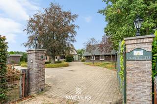 Voor meer info en foto’s, surf naar www.swevers.be – Hier komen rust, ruimte, privacy en een heerlijk vakantiegevoel samen. De voormalige boerderij werd grotendeels gerenoveerd met respect voor haar karakter, waarbij authentieke elementen, een warme zuiderse sfeer en hedendaags comfort harmonieus samengaan.<br />De woning beschikt over 6 slaapkamers, twee badkamers, een ruime leefruimte van ca. 45 m², keuken, bijkeuken en diverse bergingen. Een gezellige veranda, ingericht als sfeervolle manegebar, vormt een bijzondere plek om te genieten van het uitzicht over het domein en de paarden. Voor paardenliefhebbers is dit een droomlocatie. Het domein beschikt over drie paardenstallen, een zadelkamer, werkruimte en een multifunctioneel bijgebouw met plaats voor twee wagens. Daarnaast is er een ruime loods met indrukwekkende nokhoogte, geschikt voor voertuigen, machines, opslag of professionele activiteiten. Het uitgestrekte terrein biedt volop vrijheid en mogelijkheden. Het overdekte buitenterras met buitenkeuken vormt de ideale plek voor lange zomeravonden, gezellige etentjes en ontspannen momenten in alle privacy. Ondanks de landelijke en bijzonder rustige ligging bevindt het centrum van Leopoldsburg zich op minder dan vijf minuten. Ook winkels, scholen, horeca en openbaar vervoer zijn vlot bereikbaar. De nabijheid van Bosland biedt bovendien prachtige mogelijkheden voor wandel- en fietstochten. Een unieke eigendom waar wonen, buitenleven en paardenliefde samenkomen – een plek die u vooral moet ervaren. Voor meer informatie, bel 011 255 155. Bron bewoonbare oppervlakte: EPC – verslag.