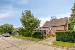 GEZELLIGE GEZINSWONING IN RUSTIGE WOONWIJK, gelegen op boogscheut van centrum Lovendegem, winkels en openbaar vervoer op wandelafstand. Woning bestaande uit: Gelijkvloers: Inkomhal/traphal met vestiaire, gastentoilet, bureau (8m2), lichtrijke woonkamer/salon (42m2), ingerichte keuken, veranda, ruime garage (20,4m2) met aansluiting wasmachine. 1e verdieping: nachthal, 3 ruime slaapkamers voorzien van handige ingemaakte kasten (13,5 - 14,5 - 14,7m2), badkamer. Grote opbergzolder, zuidgerichte achtertuin met tuinberging, centrale verwarming op aardgas (Hoogrendement condensatieketel), elektriciteit 100% goedgekeurd, grote opbergkelder of hobbyruimte (droog - 32m2). DEZE WONING IS EEN ABSOLUTE TOPPER!! Woning vrij bij akte. Bezoek enkel op afspraak met Immo-X via email.