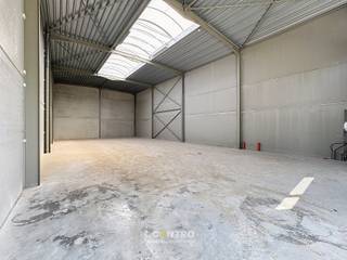 Nieuwbouw KMO-unit met een oppervlakte van 270m². Perfect gelegen op slechts 500m van de N9 en een vlotte verbinding naar de expressweg!<br /><br /><u><strong>Bijzonderheden:</strong></u><br />- Onmiddellijk beschikbaar bij akte!<br />- 6m VRIJE hoogte!<br />- Automatische sectionaalpoort + afzonderlijke toegangsdeur.<br />- Lichtstraat met rookluiken.<br />- Regenwaterpomp aanwezig.<br />- Zekeringkast aanwezig.<br />- Voldoende manoevreerruimte.<br />- Opslagruimte geschikt voor verschillende doeleinden.<br />- Polybetonvloer.<br />- Casco.<br />- Kleinere en grotere oppervlaktes beschikbaar.<br />- Inrichten van kantoorruimte is mogelijk dankzij de ramen.<br />- Tevens INTERESSANT als belegging!<br />- Mogelijkheid tot aankoop van parking.<br /><br />De loods maakt deel uit van het gloednieuwe project 'ZONE CENTRUM'. Zeer geschikt voor eigen gebruik en INTERESSANT als belegging! Aarzel niet ons te contacteren voor verdere info en/of een bezoek ter plaatse: 050/70 01 02 - nicolas@centro.be.