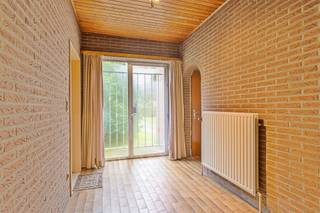 <p>Wonen in ruimte en rust op een toplocatie in Westmalle! Deze te renoveren woning beschikt over 4 à 5 slaapkamers, 236 m² bewoonbare oppervlakte en een perceel van 3.990 m². <br />Op het gelijkvloers bevindt zich een ruime garage van ca. 30 m² met aansluitend een berging. Vanuit de hal is er toegang tot drie slaapkamers van ca. 8 tot 10 m². De tussenverdieping omvat een inkomhal, een lichtrijke woonkamer van ca. 30 m² met open haard en een keuken van ca. 21 m² met aangenaam zicht op de tuin. Op de eerste verdieping bevinden zich nog twee ruime slaapkamers van ca. 14 m², een badkamer van ca. 7 m² met toilet, douche en lavabo-meubel, een extra bijruimte van ca. 10 m² en een apart toilet. Achteraan beschikt de woning over een overdekt terras van ca. 20 m², drie bijgebouwen met een totale oppervlakte van ca. 240 m² en een ruime tuin van ca. 1.400 m².</p><p>EXTRA: <br />- EPC: 438 kWH / (m² jaar) uc: 20230816-0002965169-RES-1 (Renovatieverplichting, -> E- score). <br />-Niet gelegen in mogelijks of overstromingsgevoelig gebied, niet gelegen in afgebakend overstromingsgebied of afgebakende oeverzone, niet gelegen in risicozone overstromingen (P-score D, G-score D).<br />- Woongebied, Vg, Gmo, Gvkr, Vv. <br />- Niet opgenomen in maatregelenregister</p><p>Nabij school, winkels, autosnelweg, openbaar vervoer, etc. Voor meer info ga naar www.coenenvastgoed.be of bel 03/375.82.92</p>