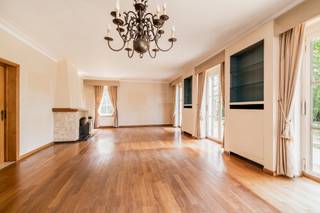 <p>Quares - TREVI Groep presenteert :<br />Charmante villa op riant perceel <br /><br />Deze charmante villa werd gebouwd in 1966 en beschikt over zeer veel oorspronkelijke elementen die cachet geven aan de woning. In 2015 werd de woning van een nieuw dak voorzien. Deze woning is ideaal voor mensen die van comfort, ruimte, rust en privacy houden maar toch centraal wensen te wonen. <br /><br /><strong>Indeling</strong><br /><br />Via een lange private oprijlaan komt u aangereden op het volledig afgesloten perceel. U betreedt de woning via de ruime inkomhal waarbij er ruimte voor vestiaire werd voorzien alsook een afzonderlijk gastentoilet. <br /><br />Via de inkomhal komt u in het leefgedeelte waarbij u onmiddellijk een prachtig uitzicht heeft over de tuin en het achterliggende groen. Wat naast het mooie groen nog meteen opvalt, is de aanwezigheid van zeer veel natuurlijk daglicht die in de woning binnenvalt. De leef-en eetruimte beschikken over een authentieke parketvloer, die samen met de open haard, voor heel wat sfeer en gezelligheid zorgt. u heeft het gevoel van in de tuin te vertoeven en één te worden met de tuin. Aangrenzend aan de eetruimte bevindt zich de keuken. De keuken is volledig voorzien van kasten en toestellen alsook kan u hier ook een eettafel plaatsen. Via de ramen kan u naar het prachtige zuidgerichte terras van 30m². Op het gelijkvloers vindt u een eerste slaapkamer met aangrenzende badkamer voorzien van lavabo en combinatie bad/douche. De slaapkamer kan ook perfect dienst doen als bureau, speelruimte of tweede leefruimte. <br /><br />Via de trap wordt de verdieping bereikt. Hier heeft u een ruime overloop die toegang biedt tot 4 zeer ruime slaapkamers. De badkamer is uitgerust met een ruime inloopdouche, lavabo en toilet. <br /><br />De woning beschikt over een ruime inpandige garage waar tevens de aansluitingen voor wasmachine en droogkast zijn voorzien alsook opbergruimte. Verder is er nog een ruime zolder die ideaal is voor stockage.<br /><br />Op het perceel bevindt zich nog een ruim bijgebouw ideaal als garage, atelier of opbergruimte. <br /><br />Het volledige perceel is aangeplant met planten, bloemen en bomen waardoor u zich in een grote groene oase bevindt. De perfecte zuid/zuidwest oriëntatie maken het vakantiegevoel aan huis compleet. De locatie van deze woning en de praktische indeling zijn een grote troef.<br /><br />Mits opfrissingswerken kan u van deze woning een ware unieke parel maken. <br /><br /><br />Ligging <br /><br />Gelegen op een centrale locatie. Deze buurt heeft een waaier aan voorzieningen, zoals kinderopvang, scholen, winkels, supermarkten, speel-, sport- en recreatie faciliteiten.</p>