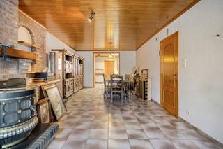 Ben je op zoek naar een centraal gelegen en deels te renoveren woning? Dan vind je deze hier. Deze woning is gelegen in de Lange Kouterstraat en kan dus iets voor jou zijn! <br /><br />Indeling gelijkvloers:<br />- Inkom <br />- Woonkamer en keuken die in elkaar overlopen <br />- Badkamer <br />- Apart toilet <br />- Berging <br />- Deur naar de kelder <br /><br />Indeling eerste verdieping:<br />- Nachthal<br />- 2 slaapkamers<br /><br />Extra info: <br />- op wandelafstand van het station van Wetteren;<br />- gelegen in het centrum van Wetteren en dus dichtbij alles! <br /><br />Mis deze kans niet en plan vandaag nog jouw bezoek!<br /><br />Bij Albert kom je thuis