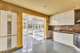<p>Voor meer info of bezoek bel 02/884.23.26<br /></p><p>In het landelijke Sint-Katherina-Lombeek bevindt zich deze <strong>te renoveren open bebouwing</strong> op een <strong>uitzonderlijk perceel</strong> van <strong>25a29ca. </strong>Een <strong>unieke kans</strong> voor wie op zoek is naar ruimte, rust en de mogelijkheid om een woning volledig naar eigen smaak om te vormen.<br /></p><p>De woning beschikt over <strong>drie slaapkamers</strong> en geniet van een mooie <strong>natuurlijke lichtinval</strong>, wat zorgt voor een aangename basis om een hedendaagse en comfortabele thuis te creëren. Daarnaast is de woning is gelegen op een <strong>achterliggend perceel</strong> ter hoogte van de Bosstraat, wat zorgt voor <strong>extra privacy</strong> en een bijzonder rustige ligging, weg van de straatdrukte.</p><p></p><p>Indeling:</p><p>Gelijkvloers: inkomhal, toilet, woonkamer, keuken, ruime veranda en berging.<br />1e verdieping: 3 slaapkamers, nachthal, badkamer en 2e bijkeuken<br />Zolder voor extra bergruimte!</p><p></p><p>Tot slot combineert de woning deze <strong>rustige ligging</strong> met een <strong>uitstekende bereikbaarheid</strong>. Zo bevindt ze zich in de nabije omgeving van de E40, belangrijke invalswegen, openbaar vervoer en het treinstation. Ook scholen, sportinfrastructuur en andere voorzieningen zijn vlot bereikbaar.  Maatregelen opgenomen in het maatregelenregister: nee. <br /><br />Interesse? Neem gerust contact op voor meer informatie of een bezoek ter plaatse!</p>