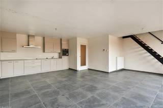 Prachtig nieuw duplex-appartement in het centrum van Tielen.
Het gebouw is schitterend gelegen niet ver van het station, winkels en scholen.

Dit appartement is gelegen op de tweede en derde verdieping. Uiteraard is er een lift aanwezig.

Er zijn 3 slaapkamers, een badkamer met douche en bad, een volledig ingerichte keuken en een zeer ruime living.
Vanuit de living heeft men toegang tot het terras.

Bij dit appartement is een garagebox inbegrepen.

De maandelijkse kosten bedragen 50 euro per maand.