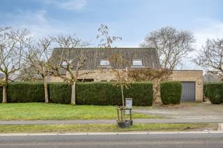 <strong>Instapklare gezinswoning met 3 slaapkamers te koop in Tessenderlo-Ham</strong><br /><br />Op de Geelsebaan, nabij het centrum van Tessenderlo, vinden we deze charmante gezinswoning. De woning is gelegen op fietsafstand van het centrum met een supermarkt, warme bakker, horeca en openbaar vervoer. Ook omliggende gemeenten zoals Tessenderlo-Ham en Meerhout zijn vlot bereikbaar. De op- en afrit van de E313 bevindt zich op slechts vijf minuten rijden.<br /><br />We betreden de woning via de voordeur en komen binnen in de lichtrijke inkomhal (5,10m²). De ruime leefruimte (40,25 m²) geniet van overvloedige natuurlijke lichtinval dankzij de raampartijen tot op de grond. Een palletkachel zorgt hier voor extra gezelligheid. Vanuit de leefruimte heb je een mooi zicht op de tuin en directe toegang tot het terras. Er is bovendien voldoende plaats voor een comfortabel salon en een grote eettafel. Aansluitend bevindt zich de stijlvolle keuken (15,05 m²), uitgerust met een gezellig eeteiland, microgolfoven, combi-oven, koelkast, vaatwasser en een inductiekookplaat. Op het gelijkvloers vinden we tevens een eerste, zeer ruime slaapkamer (18,0 m²) met parketvloer. De recent gerenoveerde badkamer (8,9 m²) is smaakvol afgewerkt en voorzien van een dubbele lavabo, een vrijstaand bad en een inloopdouche. Via de keuken bereiken we de praktische bijkeuken (11,67 m²), uitgerust met ingemaakte kasten en voldoende bergruimte.<br /><br />Met de trap komen we op de eerste verdieping, waar de mooie overloop (8,98 m²) een open zicht biedt op de woonkamer beneden. Hier bevinden zich nog twee ruime slaapkamers (14,5 m² en 13,35 m²), eveneens met parketvloeren. De grootste slaapkamer beschikt over een eigen terras (12,5 m²). Verder is er op deze verdieping een tweede badkamer (9,07 m²) met lavabo, toilet en douchecabine. Daarnaast is er nog een extra berging (7,6 m²) en een apart toilet (1,12 m²).<br /><br />Voor de wagen is er een ruime inpandige garage (23,6 m²) met elektrische poort. Achteraan in de garage bevinden zich ook de aansluitingen voor wasmachine en droogkast.<br /><br />De woning beschikt over een grote en zonnige tuin, ideaal voor spelende kinderen of huisdieren. Dankzij de haag aan de voorzijde geniet de woning bovendien van veel privacy.<br /><br />De berekende energiescore bedraagt 154 kWh/m², wat resulteert in een gunstig energielabel B. De woning wordt verwarmd met een warmtepomp via airco-units en is voorzien van 16 zonnepanelen (4.200 Wattpiek). <br /><br />Spreekt deze leuke instapklare gezinswoning jullie aan?<br />Contacteer ons via info@bosmanvastgoed.be voor meer info of een bezoek ter plaatse. Wij helpen jullie graag verder!