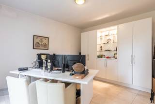 Deze villa bevindt zich op een mooi, zuidgeoriënteerd perceel van 1.421m² en beschikt over een bewoonbare oppervlakte van maar liefst 675 m²...