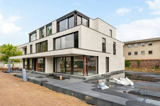 Ontdek dit nieuwbouwproject in de Kortrijkstraat 89 te Tielt, waar comfort en ruimte centraal staan. Er zijn nog slechts 5 ruime appartementen beschikbaar, elk met meerdere slaapkamers, een lichtrijke leefruimte en een mooi zonnig terras. De appartementen worden duurzaam verwarmd via geothermie en beschikken over een ondergrondse parking, praktische berging en een royale badkamer met bad, douche en dubbele wastafel.Daarnaast zijn er nog 2 uitzonderlijk ruime handelsruimtes beschikbaar, volledig casco opgeleverd. Ideaal om volledig naar eigen smaak en concept in te richten.Interesse? Wacht niet te lang, want de laatste units zijn snel weg. Sommige appartementen kunnen aan het verlaagd tarief van 6% BTW aangekocht worden, mits u voldoet aan de voorwaarden.Sommige beelden bevatten een AI inrichting, deze geven u een beeld van wat de inrichtingsmogelijkheden zijn.Prijzen zijn exclusief kosten als registratierechten, BTW en andere kosten.Meer informatie? Contacteer Emiel via emiel@immobeguin.be