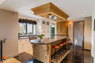 Op een centrale locatie in Hulshout vind je deze unieke kasteelvilla met een royale bewoonbare oppervlakte van 587 m², gelegen op een mooi perceel...