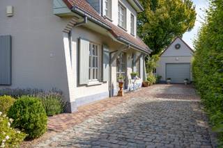 Deze charmante open bebouwing met vier slaapkamers is gelegen op een perceel van 945 m² in Mol-Milligem. De woning bevindt zich op fietsafstand van het centrum en geniet van een vlotte verbinding naar de omliggende gemeenten en gehuchten.<br /><br />Via de ruime inkomhal met gastentoilet betreedt u de lichtrijke leefruimte, bestaande uit een gezellige zithoek en een aangename eetplaats. De woonkamer is afgewerkt met een stijlvolle parketvloer en beschikt over een sfeervolle gashaard. Aansluitend bevindt zich de kwalitatief afgewerkte keuken, uitgerust met een gasfornuis met ovens, koelkast, vaatwasser, stoomoven en tal van opbergkasten. Bovendien is er voldoende ruimte voorzien voor een gezellige eethoek.<br /><br />Naast de keuken ligt een ruime berging met douche, ideaal als wasruimte, extra opslag of hobbyruimte. Daarnaast beschikt de woning over een praktische opbergkelder.<br /><br />De absolute blikvanger van de woning is de prachtige tuinkamer. Dankzij de grote raampartijen geniet u hier het hele jaar door van een mooi uitzicht op de tuin. Deze ruimte vormt een natuurlijke verlenging van de leefruimte en creëert een unieke verbinding met buiten.<br /><br />Op de eerste verdieping geeft de nachthal toegang tot vier volwaardige slaapkamers. Twee van de kamers beschikken over een praktische dressing of extra bergruimte. De volledig betegelde badkamer is uitgerust met een dubbele wastafel, een ligbad en een toilet.<br /><br />De volledig omheinde en verzorgde tuin biedt alle rust en privacy. Achteraan bevinden zich een ruime garage en een tuinhuis, die zorgen voor extra bergruimte en tal van mogelijkheden.