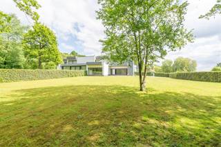 Century 21 ImmoNero presenteert: Dit prachtige begane grond appartement van 235m2 met alle comfort en luxe aan het meer van Genval met prive...