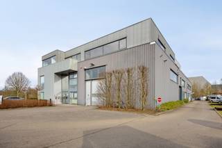 Gelegen vlakbij de autostrade en verschillende invalswegen naar Leuven, biedt deze kantoorruimte een uitstekende verbinding naar Leuven en de omliggende regio’s..<br /><br />Op de tweede verdieping van een kleinschalig kantoorgebouw bevindt zich een ruim en lichtrijk kantoor met vier open werkruimtes, vergaderzalen en aparte IT- en opslagruimtes. Het pand, gebouwd in 2000, werd ontworpen met grote ramen die zorgen voor een overvloed aan natuurlijk licht en een prachtig uitzicht over Leuven en de omgeving. De indeling is gemakkelijk te moduleren.<br /><br />Het kantoor is uitgerust met een energiezuinig systeem dat zowel verwarming als airconditioning voorziet via een moderne warmtepompinstallatie. Daarnaast biedt het ruime terras een extra troef voor een aangename werkomgeving. <br /><br />Rondom het gebouw zijn er 14 privatieve parkeerplaatsen in volle eigendom die mee verkocht worden en in de prijs zijn begrepen, terwijl er ook extra parkeermogelijkheden beschikbaar zijn die gedeeld worden met andere bedrijven in het gebouw.<br /><br />Het gebouw telt in totaal vijf verschillende eigenaars. Dit kantoor is sinds begin februari 2023 voor een periode van negen jaar volledig verhuurd, met een maandelijkse huuropbrengst van € 9 318.<br /><br />Het betreft een verkoop van aandelen. <br /><br />Alle foto's zijn te vinden op marnixvastgoed.be<br />Bent u op zoek naar een aantrekkelijke investeringsopportuniteit in de industriezone van Leuven (Haasrode)? Neem nu contact met ons op voor meer informatie of een bezichtiging.