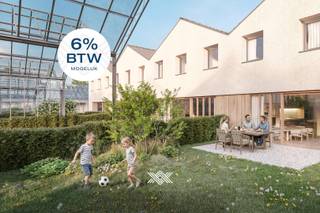 Deze woning is ingedeeld als volgt: een inkomhal, een woonkamer en keuken met annex berging uitgevend in de tuin met zonneterras. Op het verdiep bevinden zich drie kinderkamers met een gedeelde douchekamer en een afzonderlijk toilet. De master bedroom heeft een en-suite badkamer met een inloopdouche en lavabo. <br /><br />De woning is gelegen in Seir, een uitzonderlijke ontwikkeling waar comfort, gemeenschapsgevoel en hedendaags wonen samenkomen, gelegen op een boogscheut van de Kerktoren van Ten Ede, tussen Heusden en Wetteren. Dankzij tal van gedeelde voorzieningen met een zwemvijver, binnenzwembad, kampvuurplaats, sauna, moestuin en buurthuis geniet je van heel wat luxe zonder overdreven kosten. Seir staat voor ‘ontmoeten zonder moeten’ en biedt 22 woningen en 11 appartementen, afgestemd op een brede diversiteit aan bewoners. Het concept richt zich op mensen die houden van sociaal contact en engagement, zonder daarbij in te boeten aan privacy, rust en comfort. <br /><br />Dankzij een beoveld met geothermische warmtepompen, vloerverwarming én -koeling, fotovoltaïsche panelen en ventilatiesysteem D wordt Seir een BEN-project met alle nieuwste technieken voor een future-proof investering. <br /><br />Verlaagd btw-tarief van 6% mogelijk, zowel voor eigen bewoners (enige woning) als voor investeerders (15 jaar verhuur). Ontdek je graag het volledige aanbod van Seir? Van harte welkom voor een individuele presentatie bij Landbergh in Gentbrugge.