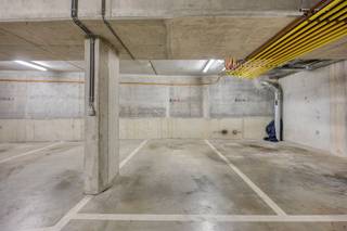<p>Welkom in dit instapklare 2-slaapkamerappartement op de eerste verdieping van een verzorgd gebouw, gelegen in het historische hart van Antwerpen, vlakbij het Vleeshuis en de Scheldekaaien. Bij het binnenkomen leidt de inkomhal met praktische ingemaakte kasten naar de ruime woonkamer. De woonkamer vormt het hart van het appartement en biedt voldoende ruimte voor een gezellige zithoek en eetplaats. Via de schuifraam kom je rechtstreeks uit op het terras, waar je geniet van het comfort om gezellig iets te eten en te drinken. Aansluitend bevindt zich de open keuken, die in 2022 volledig werd vernieuwd en uitgerust is met kwalitatieve toestellen.<br />Het appartement beschikt over twee slaapkamers, waarvan de hoofdslaapkamer toegang geeft tot het tweede terras, dat uitkijkt op de rustige binnenplaats van de residentie. De badkamer werd eveneens vernieuwd in 2022 en is voorzien van een ruime inloopdouche en dubbele wastafel.<br />Verder zijn er een apart toilet met handenwasser en een ruime berging met aansluiting voor wasmachine en droogkast en voldoende plaats om verschillende zaken in op te bergen.<br />Bij het appartement hoort een <strong>ondergrondse autostaanplaats</strong>, aangeboden aan <strong>€40.000</strong>. Er is tevens een gemeenschappelijke fietsenstalling aanwezig.<br /><strong>LOCATIE</strong><br />Gelegen in een rustige straat midden in het historische centrum, op wandelafstand van de Scheldekaaien, de Grote Markt, het Steenplein en de Onze-Lieve-Vrouwekathedraal. Ook ’t Eilandje en ’t Zuid zijn vlot te voet bereikbaar.<br /><strong>TROEVEN</strong><br />+ Energiezuinig = EPC-label B<br />+ Elektriciteit conform AREI<br />+ Vernieuwde keuken & badkamer<br />+ Praktische ingemaakte kasten in de inkomhal<br />+ Twee terrassen<br />+ Lift aanwezig<br />+ Ondergrondse autostaanplaats aanwezig</p><p><strong>Interesse? Neem contact met ons op en ontdek zelf de troeven van dit appartement tijdens een bezoek ter plaatse.</strong></p>