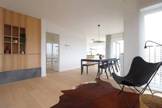 Deze prachtige penthouse met open zicht heeft een bewoonbare oppervlakte van 150 m² en beschikt over 3 slaapkamers.<br /><br />Dit project bestaat uit twee appartementsgebouwen en is gelegen vlakbij het Stationsplein. Dankzij zijn open en lichte structuur krijgen de bewoners een fantastisch zicht op het water met de voorbijvarende boten. Het is zalig wandelen en fietsen langs het heraangelegde jaagpad en park.<br /><br />De ruime woonkamer en leefkeuken genieten heel wat lichtinval waardoor het er aangenaam vertoeven is. Aansluitend zijn er ook 2 terrassen met een prachtig zicht. Verder is er een ruime inkom met toegang naar alle ruimtes: drie slaapkamers, twee badkamers, een berging en een apart gastentoilet. In de ondergrondse verdieping bevindt zich een parkeerplaats en een berging.<br /><br />De penthouse werd volledig afgewerkt: de schilderwerken werden uitgevoerd, er werd maatmeubilair geplaatst, voorzien in raamsverduistering,... Dit alles inbegrepen in de prijs. <br /><br />Wenst u graag een bezoek aan deze prachtige penthouse of meer informatie? Contacteer ons gerust.<br /><br />6% BTW MOGELIJK