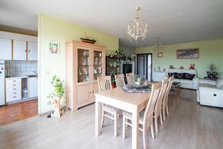 Zeer goed onderhouden, ruim appartement met twee slaapkamers, terras en garagebox. <br /><br />Beschikbaar op 1 juni.<br /><br />Goede, residentiële ligging nabij openbaar vervoer en winkels op wandelafstand! <br /><br />Indeling:<br />Het appartement is gelegen op de 4 verdieping (met lift): mooie uitzichten en veel lichtinval! Indeling: inkomhal met apart toilet en berging, ruime leefruimte op laminaatvloer, balkon vooraan, aparte keuken voorzien van oven, kookvuur, dampkap en vele kasten. Badkamer voorzien van ligbad met douchemogelijkheid, twee ruime slaapkamers, terras achteraan. <br /><br />Bijzonderheden:<br />Ondergrondse garagebox bij aan te huren voor 50 euro per maand. <br />Maandelijkse kosten 70 euro voor het onderhoud van gemene delen, lift en waterverbruik in het appartement. Verbruik van gas en elektriciteit met aparte meters. <br /><br />Nieuwe ramen met dubbele beglazing, recente cv ketel op gas. <br />Gunstige EPC score van 137 kWh/m², B label.