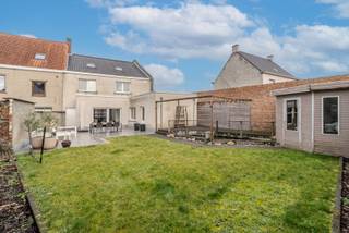 In een DOODLOPENDE STRAAT in Desselgem vindt men deze instapklare eengezinswoning terug met 3 slaapkamers (mogelijkheid 4)!De zijgevel van de woning...