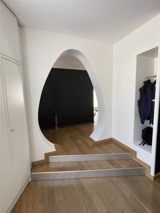 <p><span>Mooi gelegen woning in een doodlopende straat. Inkom, ruime living met houtkachel, grote ingerichte keuken met eetmogelijkheid (kookplaten, dampkap, vaatwasser, koelkast, diepvries) , 2 badkamers, 5 slaapkamers, sauna, bureelhoek wasplaats, kelder, grote garage met automatische poort, werkplaats, zolder, hobbyruimte (café), grote tuin, parkingplaatsen zowel in de tuin als voor de woning.  Links van de woning op de 1ste en 2de verdieping is het een verhuurd duplex appartement : Living met open keuken, berging, badkamer en slaapkamer. De woning is voorzien van 31 zonnepanelen. Regenwaterput van 15.000 liter. Grondoppervlakte : 1509 m². KI 1071 euro. Voor info of bezoek, bel 056.21.58.00 of www.immo-lvb.be</span></p>