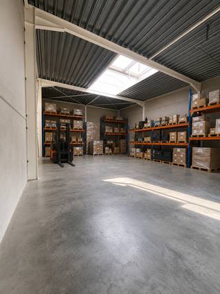 ONTDEK BUSINESS PARK GEORGES TIJDENS ONZE OPENDEURDAGEN
Meer informatie via zabra.be/georges.
Deze KMO-unit bevindt zich in Business Park Georges, een gloednieuw bedrijvenpark in Saint-Georges-sur-Meuse, vlak bij de E42 tussen Luik en Namen. Dankzij de strategische ligging geniet je van een uitstekende bereikbaarheid en een vlotte verbinding naar de belangrijkste economische centra van Wallonië.
De unit heeft een oppervlakte van 150 m² en beschikt over 2 privatieve parkeerplaatsen. Dankzij het raam op het gelijkvloers geniet je van extra lichtinval en een professionele uitstraling. Bovendien biedt de vrije hoogte van 5,65 meter tal van mogelijkheden voor stockage, een atelier of een bedrijfsruimte op maat van jouw onderneming.
Troeven:
• gelegen in een nieuw bedrijvenpark vlak bij de E42 Luik-Namen
• 150 m² bruikbare ruimte
• raam op het gelijkvloers voor extra lichtinval
• 2 privatieve parkeerplaatsen
• mogelijkheid tot mezzanine
• interessant voor eigen gebruik of investering
Bezoek Business Park Georges tijdens één van onze opendeurdagen of contacteer ons voor meer informatie op het nummer 0472 89 60 18. Onze vertegenwoordigers staan je graag te woord.