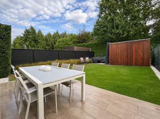 C'est dans un quartier familial calme et agréable de Nieuwkerken-Waas que se trouve cette maison économe en énergie, dotée de 3 chambres, d'un jardin ensoleillé et d'une grande allée pouvant accueillir jusqu'à 3 voitures.La maison dispose d’un agréable espace de vie et d’une cuisine entièrement équipée, offrant tout le confort nécessaire. La salle de bains est équipée à la fois d’une baignoire et d’une douche séparée.Elle comprend également deux toilettes et un débarras séparé très pratique, idéal pour disposer d’un espace de rangement supplémentaire et y installer une machine à laver et un sèche-linge.À l’étage se trouvent trois chambres à part entière, ce qui rend cette maison particulièrement adaptée à une famille.À l’extérieur, vous profiterez d’un jardin ensoleillé, où il fait bon se détendre pendant les mois les plus chauds. Grâce à la grande allée, il y a en outre suffisamment de places de stationnement sur le terrain.Avec une excellente classe énergétique A, cette maison est en outre particulièrement économe en énergie.Atouts :• 3 chambres• Cuisine entièrement équipée• Salle de bains avec douche et baignoire• 2 toilettes• Débarras séparé• Jardin ensoleillé• Allée pouvant accueillir 3 voitures• Label EPC A• Située dans un quartier familial et calme• Habitat économe en énergie et confortableUne maison familiale idéale pour ceux qui souhaitent vivre au calme tout en bénéficiant de tout le confort nécessaire à portée de main.