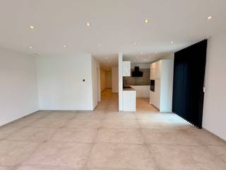 Cet appartement de nouvelle construction vous offre les dernières nouveautés en matière de qualité de vie dans un quartier dynamique et calme autour de la Stalenstraat à Genk. En tant que premier occupant, vous profiterez d'une maison toute neuve, entièrement prête à emménager, qui a été peinte par des professionnels et déjà équipée de rideaux élégants et d'un éclairage intégré.<br /><br />Lors de la construction, la priorité absolue a été accordée à la qualité et au confort. L'architecture élégante et la lumière naturelle abondante à travers les grandes fenêtres offrent une vue dégagée et une atmosphère très agréable. L'appartement est extrêmement économe en énergie, équipé de panneaux solaires et d'une installation moderne et durable qui garantit de faibles coûts énergétiques. Vous disposez également d'un espace extérieur privé, d'une luxueuse salle de bain avec douche à l'italienne et double vasque, et d'une cuisine moderne entièrement équipée avec des appareils encastrés de haute qualité tels qu'un lave-vaisselle, une plaque à induction, un four et un réfrigérateur. La technologie et la sécurité ont également été prises en compte grâce à une connexion par fibre optique active pour Internet haut débit, à une vidéosurveillance, à une sonnette vidéo et à un hall d'entrée sécurisé.<br /><br />Le prix de location comprend également une place de parking privée et un garage avec évier. Votre vélo est toujours en sécurité dans le hangar commun couvert et, en consultation avec le propriétaire, il est possible de discuter des animaux de compagnie pour en faire un véritable foyer.<br /><br />L'emplacement est excellent. À distance de marche, vous trouverez de nombreux magasins et équipements quotidiens, notamment Delhaize, Action, Kruidvat, Wara Shop, des magasins spécialisés locaux et un nouveau Lidl de l'autre côté de la rue. Pour la culture, la détente et la gastronomie, rendez-vous dans les cafés, les restaurants cosmopolites, la très animée Vennestraat ou le site culturel C-mine. Les amoureux de la nature pourront se rendre directement à pied ou à vélo dans l'idyllique vallée de Stiemer. Des écoles, des centres sportifs, des garderies, des médecins généralistes et des dentistes se trouvent également à proximité, tandis que l'hôpital du Limbourg oriental, le centre de Genk et les routes principales sont facilement accessibles.<br /><br />Disposition : <br /><br />rez de chaussée :<br /><br />- hall d'entrée<br />- salon <br />- cuisine ouverte<br />- terrasse avec jardin<br />- rangement<br />- salle de nuit<br />- toilettes<br />- salle de bain<br />- 2 chambres<br /><br />Supplémentaire : <br />- Un garage <br />- Jardin communautaire <br /><br />Le moyen le plus rapide pour visiter cet appartement ? Demandez votre visite via le bouton rouge de notre site Web (www.dewaele.com).<br /><br />Les rendez-vous ne peuvent pas être pris par téléphone. Pour toute autre question, vous pouvez nous contacter par téléphone au 011 30 50 50.<br /><br />À bientôt !