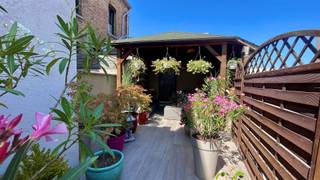 SOUS OPTION A proximité des axes vers Bruxelles, belle maison bourgeoise proposant de grands volumes et une terrasse fleurie. La maison se...