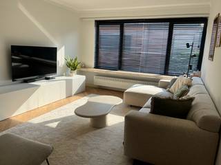 Gerenoveerde woning op toplocatie in een rustige straat nabij het centrum van Brasschaat. Volledig gerenoveerd in 2021.<br /><br />Via de lichte inkomhal betreden we de woning. Op onze rechterzijde verkrijgen we toegang tot de royale garage van 32m2, welke voorzien werd van een automatische sectionale poort. Aanpalend aan de garage is er nog een volledig ingerichte badkamer, een ruime slaapkamer (12m2) met toegang tot het overdekte terras en tuin, alsook een ruime berging/waskamer/technische ruimte van 10m2. Mits kleine aanpassing kan hier een aparte studio gecreëerd worden.<br />Op de eerste verdieping vinden we de vestiaire, alsook het gastentoilet en een bureauruimte (momenteel gebruikt als babykamer). Via de dubbele glazen deur betreden we de lichte en ruime leefruimte, dewelke overloopt in het eetgedeelte. De volledige leefruimte werd voorzien van visgraatparket. De eetruimte grenst aan de volledig ingerichte keuken met keukeneiland (oven, kookplaat met ingebouwde damkap, koelkast en vriezer, vaatwasmachine). Via het schuifraam is er toegang tot het zonneterras welke voorzien werd van een automatische zonneluifel. Het terras biedt toegang tot de tuin.<br />Op de tweede verdieping is er nog een compacte polyvalente ruimte, mooie badkamer met inloopdouche, wastafel en toilet, alsook twee slaapkamers (8m2) en (14m2).<br />Tot slot hebben we de grote L-vormige tuin (ongeveer 450 m2), dewelke een van de grootste troeven van de woning is en een oase van rust biedt. De tuin is volledig omheind en loopt achter de percelen van de 4 aanpalende woningen. Er is een tuinhuisje aanwezig. De tuin beschikt over enkele mooie fruit- en loofbomen.<br /><br />Bijkomende pluspunten:<br />- Het plat dak en zadeldak zijn volledig vernieuwd en geïsoleerd.<br />- Elektriciteit is conform.<br />- Energielabel B dus geen renovatieplicht!<br />- Hoogwaardig wollen tapijten aanwezig in de slaapkamers.<br />- Rolluiken aanwezig bij technische ruimte en slaapkamer gelijkvloers, alsook aan de binnenkant van de inkomdeur.<br />