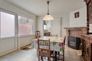 ruime woning is gelegen op de Gentseweg in Sint Eloois Vijve. Voor de deur vind je meerdere parkingplaatsen en er is een uitweg achteraan die uitkomt op de nieuwe verkaveling Spechtenstraat.<br />De tuin achteraan is 295 m² en er is een potentiële bouwgrond na verkavelen.<br /><br />De woning is op het gelijkvloers voorzien van een ruime living, eetplaats met achterliggende keuken die uitkijkt op het binnenplein. Daarnaast hebben we ook nog de wasberging, badkamer, ruime loods van 70 m² en vooraan een grote garage die de loods bereikbaar maakt.<br />Ideaal voor een zelfstandige of klusser.<br /><br />Op het eerste verdiep vinden we 3 slaapkamers, toilet en een bureau ruimte. De zolder werd ingericht met 2 slaapkamers en een berging.<br /><br /><strong>Troeven:</strong>
<ul><li>Gevel vernieuwd en geïsoleerd </li><li>Ruime loods</li><li>Bouwgrond mogelijk na verkavelen.</li><li>5 slaapkamers en mogelijkheid tot 6</li></ul>
<strong>Deze woning staat te koop aan een vanaf prijs doe gerust een hoger bod.</strong><br /><br /><strong>Heeft u vragen of interesse neem dan contact op Jérôme 0472/61.10.10</strong>