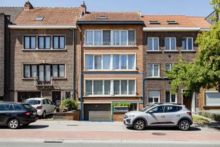 <p><span>Bent u op zoek naar een instapklaar appartement met een gezellige tuin in Strombeek? Dan is dit appartement zeker een bezoek waard!</span></p>
<p><span>Gelegen aan de Strombeeklinde geniet u van een uitstekende ligging, op wandelafstand van het kerkplein, gezellige restaurants, winkels en openbaar vervoer. Ook met de wagen bent u uitstekend bereikbaar dankzij de vlotte verbinding naar de Brusselse Ring.</span></p>
<p><span>Indeling</span></p>
<p><span>Het appartement bevindt zich op de eerste verdieping van een kleine en verzorgde residentie.</span></p>
<p><span>Via de ruime inkomhal komt u in de lichtrijke woon- en eetkamer, waar de grote raampartijen zorgen voor een aangename natuurlijke lichtinval. Naast de woonkamer vinden we de badkamer dewelke vernieuwd werd en uitgerust is met een ligbad (en douche in het bad). Daarnaast is er een apart toilet.</span></p>
<p><span>De ruime slaapkamer van 17 m² bevindt zich aan de achterzijde van het appartement en geniet van een rustige ligging met uitzicht op de gezellige tuin. Ook de keuken werd vernieuwd en is voorzien van alle comfort. Vanuit de keuken heeft u rechtstreeks toegang tot het terras en de aangename, <strong>privatieve tuin</strong> met een tweede terras. De ideale plek om in alle rust te genieten of gezellige momenten te beleven met familie en vrienden.</span></p>
<p><span>Tot slot beschikt het appartement over twee praktische kelderbergingen en een ruime inpandige garage.</span></p>
<p><span>Kortom, een instapklaar appartement op een toplocatie, ideaal voor alleenstaanden of koppels die op zoek zijn naar comfort, rust en een uitstekende bereikbaarheid.</span></p>
<p><span>Interesse? Contacteer ons vandaag nog voor een bezoek ter plaatse!</span></p>
<p><strong><span>info@impromove.be</span></strong><span> – </span><strong><span>02 887 80 56</span></strong></p>