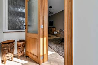 Deze zeer goed onderhouden en gerenoveerde woning biedt u een inkomhal, een living, een open en ingerichte keuken, een apart toilet, een badkamer...