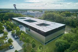 <h1>LABO’S TE HUUR – FACTHORY | THOR PARK GENK</h1>
<p><strong>Professionele laboratoriumruimte voor innovatieve bedrijven in een unieke productie- en R&D-omgeving.</strong></p>
<p>Op <strong>THOR PARK in Genk</strong> biedt <strong>FacThory</strong> gespecialiseerde labo-, productie- en kantoorruimte voor innovatieve ondernemingen die hun <strong>proof-of-concept, R&D-activiteiten of slimme productie</strong> willen realiseren.</p>
<p>FacThory is een multifunctioneel bedrijfsgebouw van <strong>8.000 m²</strong>, verdeeld over drie bouwlagen. De ruimtes zijn <strong>modulair opgevat</strong> en kunnen individueel of gecombineerd worden gehuurd.</p>
<h3>LABO’S – 1E VERDIEPING</h3>
<p>Op de eerste verdieping bevinden zich <strong>13 laboratoriumunits van 42 m² tot 309 m²</strong>, uitgerust met technische faciliteiten voor <strong>onderzoek, ontwikkeling en testing</strong>.</p>
<p>De labo’s zijn ideaal voor innovatieve bedrijven die hun activiteiten willen uitbouwen in een professionele omgeving met directe aansluiting op productie en technologie.</p>
<p><strong>Fase 1 is grotendeels verhuurd. Informeer naar de actuele beschikbaarheid.</strong></p>
<h3>MEER DAN EEN LABO</h3>
<p>Binnen FacThory kunnen verschillende functies met elkaar worden gecombineerd. Zo is het mogelijk om een <strong>labo te koppelen aan een kantoorunit of productieruimte</strong>, waardoor een geïntegreerde werkomgeving ontstaat die volledig kan worden afgestemd op de noden van uw onderneming.</p>
<p>Daarnaast beschikken gebruikers over gemeenschappelijke <strong>vergader-, eet- en ontspanningsruimtes</strong> en een aangenaam <strong>buitenterras</strong>.</p>
<h3>INNOVATIEVE PRODUCTIEOMGEVING</h3>
<p>FacThory richt zich specifiek op <strong>innovatieve productiebedrijven</strong> die hun proof-of-concept op de campus willen realiseren of een slimme productieunit willen opstarten.</p>
<p>De focus ligt op <strong>slimme, duurzame en geconnecteerde productie</strong>, waardoor bedrijven terechtkomen in een omgeving waar technologie, innovatie en ondernemerschap centraal staan.</p>
<h3>OOK PRODUCTIE- & KANTOORRUIMTE</h3>
<p>Naast de labo’s beschikt FacThory over:</p>
<p><strong>Productieruimtes – gelijkvloers</strong><br />8 units van <strong>248 m² tot 1.039 m²</strong>, voorzien van industriële faciliteiten. Fase 1 is grotendeels verhuurd en fase 2 is momenteel in ontwikkeling.</p>
<p><strong>Casco kantoorunits – 2e verdieping</strong><br />25 units van <strong>77 m² tot 358 m²</strong>, volledig vrij in te richten en combineerbaar met een labo of productieruimte.</p>
<p>Daarnaast is er momenteel een <strong>nieuw FacThory-gebouw in aanbouw</strong>, met bijkomende productieruimtes en casco kantoorunits.</p>
<h3>UW RUIMTE OP THOR PARK</h3>
<p>FacThory biedt innovatieve ondernemingen de mogelijkheid om <strong>onderzoek, ontwikkeling, kantoor en productie</strong> op één locatie te combineren.</p>
<p><strong>Beschikbaarheid, oppervlaktes en huurvoorwaarden op aanvraag.</strong></p>
<p>Neem contact op met info@jansenrealestate.be of 011/39 90 50 voor meer informatie over de beschikbare labo’s en de mogelijkheden binnen FacThory op <strong>THOR PARK in Genk</strong>.</p>
