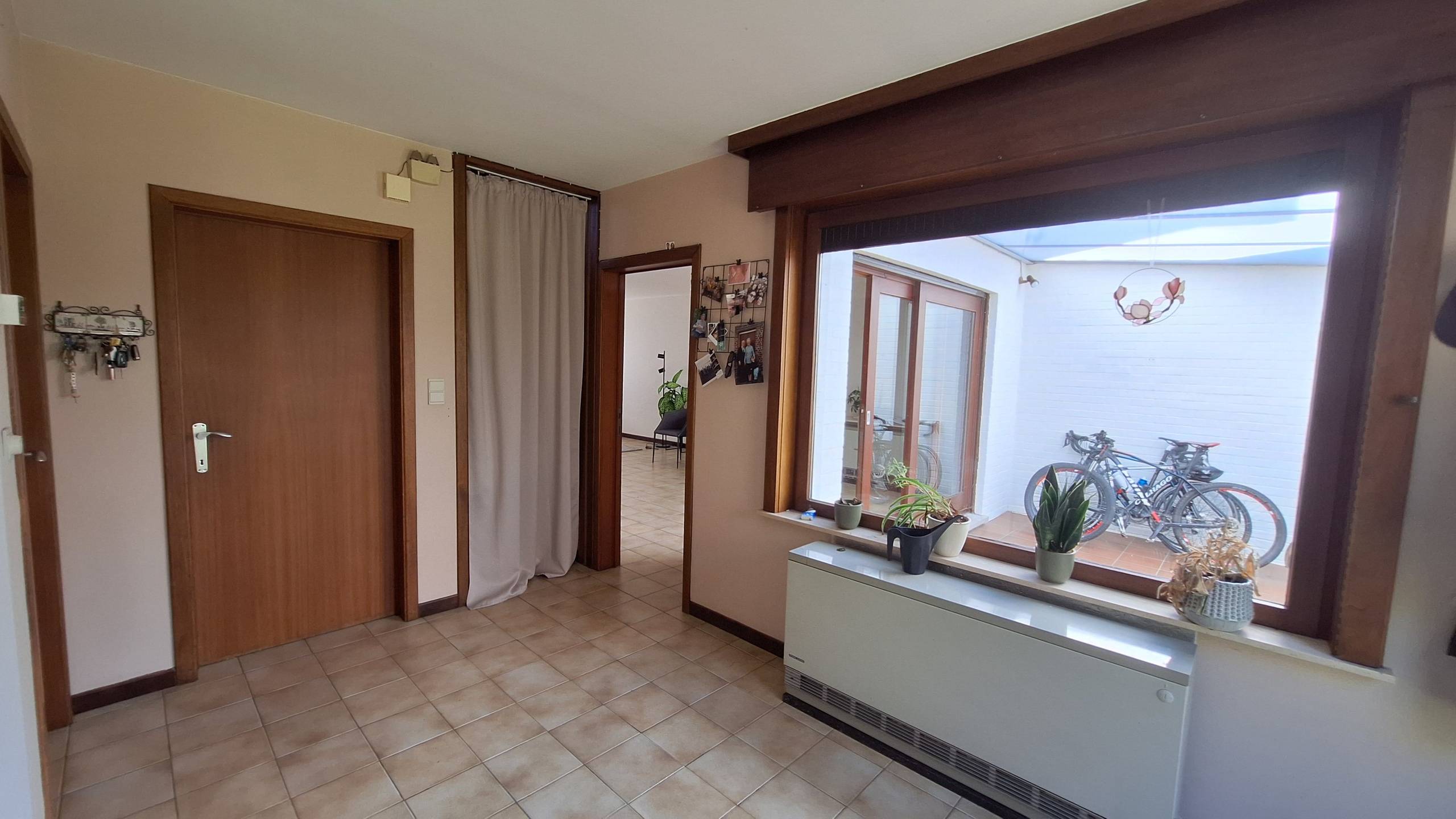 Ruime woning met 3 slaapkamers, tuin en garage in Abele. - foto 5