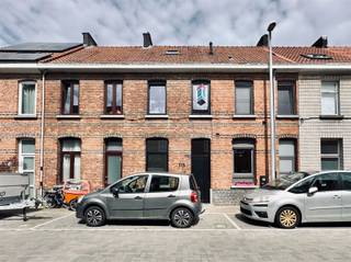 Deze van kop tot teen gerenoveerde gesloten bebouwing is gelegen in het centrum van Sint-Niklaas. De woning is gevestigd in een doodlopende straat en toch zeer centraal. De indeling van dit pand is als volgt: U betreedt de woning via de inkomhal met hoog plafond en schattige vloertegel. Aan de linkerkant heeft u eerst een ruime bergruimte die ook dienst kan doen als fietsenstalling en verder een apart toilet. Eens in de open keuken ervaart u een enorm licht en ruimtelijk gevoel door de lichtkoepel in de eetkamer en het hoge plafond boven de keuken. De keuken is voorzien van een kookeiland met meerdere hoge zitplaatsen. Het spreekt voor zich dat de keuken is voorzien van alle nodige toestellen met als extra’s de Bora kookplaat met ingebouwde kookveldafzuiging en koffiecorner middenin de keukenwand. De eetkamer en living hebben via het schuifraam toegang tot de tuin.Op de eerste verdieping is er de nachthal met ruimte voor een kastenwand, verder nog een bureauruimte, de eerste en grootste slaapkamer en de badkamer. De badkamer is uitgerust met een lavabomeubel, identiek van kleur als de keuken, ruime inloopdouche met opnieuw dezelfde schattige tegeltjes en een toilet. Op de tweede verdieping zijn er nog twee slaapkamers met elk een eigen Velux raam. Nog enkele troeven van deze gerenoveerde woning: Centrale verwarming, volledig gerenoveerd, helemaal geschilderd, gebruik gemaakt van hoogwaardige materialen, geen extra kosten en het pand is beschikbaar vanaf 1 december 2026.Interesse? Mail vrijblijvend naar verhuur@bebuild.be en ga met ons ter plaatse.