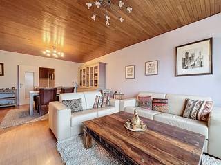 Appartement gelegen op de vijfde verdieping te bereiken met lift kent volgende indeling:-ruime leefruimte die toegang geeft tot het terras-keuken voorzien van ijskast met vriesvak, enkele spoelbak, kookvuur en zeer veel kastruimte-nachthal-badkamer met douche, lavabomeubel-bergruimte met aansluiting voor wasmachine en droogkast-2 volwaardige slaapkamers-toilet apart-terras achteraan het gebouwBijzonderheden:-volledig gemeubeld zonder extra meerkost-gemeenschappelijke fietsenberging- gemeenschappelijke parkeerplaatsen voor het gebouw-gemeenschappelijke kosten 110 euro/maand inclusief water en verwarming-EPC B-per direct beschikbaar-zonneweringen aanwezigLet op:-het is voor 2026 niet mogelijk om in dit appartement uw domicilie te plaatsen