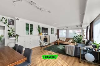 Dit zeer ruime tweeslaapkamerappartement is gelegen in het centrum van Oostende. U heeft alle nodige faciliteiten op wandelafstand, met o.a. winkels, horeca en uiteraard het strand en de zeedijk. <br /><br />Het appartement geniet een logische indeling met een grote inkomhal bij het betreden van het pand. De leefkamer biedt u een aangename woonomgeving dankzij het ruime oppervlak alsook de talrijke raampartijen die het er aangenaam lichtrijk maken. Aanpalend bevindt zich de keuken; dewelke volledig uitgerust is met alle nodige apparatuur en werkruimte. <br /><br />Doorheen het appartement zijn er talloze inbouwkasten voorzien. <br /><br />Achteraan zijn er twee volwaardige slaapkamers. Hier bevindt zich tevens de badkamer met een grote inloopdouche en dubbele lavabo. <br /><br />Tot slot is er nog een balkon beschikbaar. <br /><br />Bent u op zoek naar een volledig instapklaar appartement op wandelafstand van alle faciliteiten in het centrum van Oostende? <br /><br />Aarzel dan niet en neem contact op voor meer info of een afspraak. <br /><br />