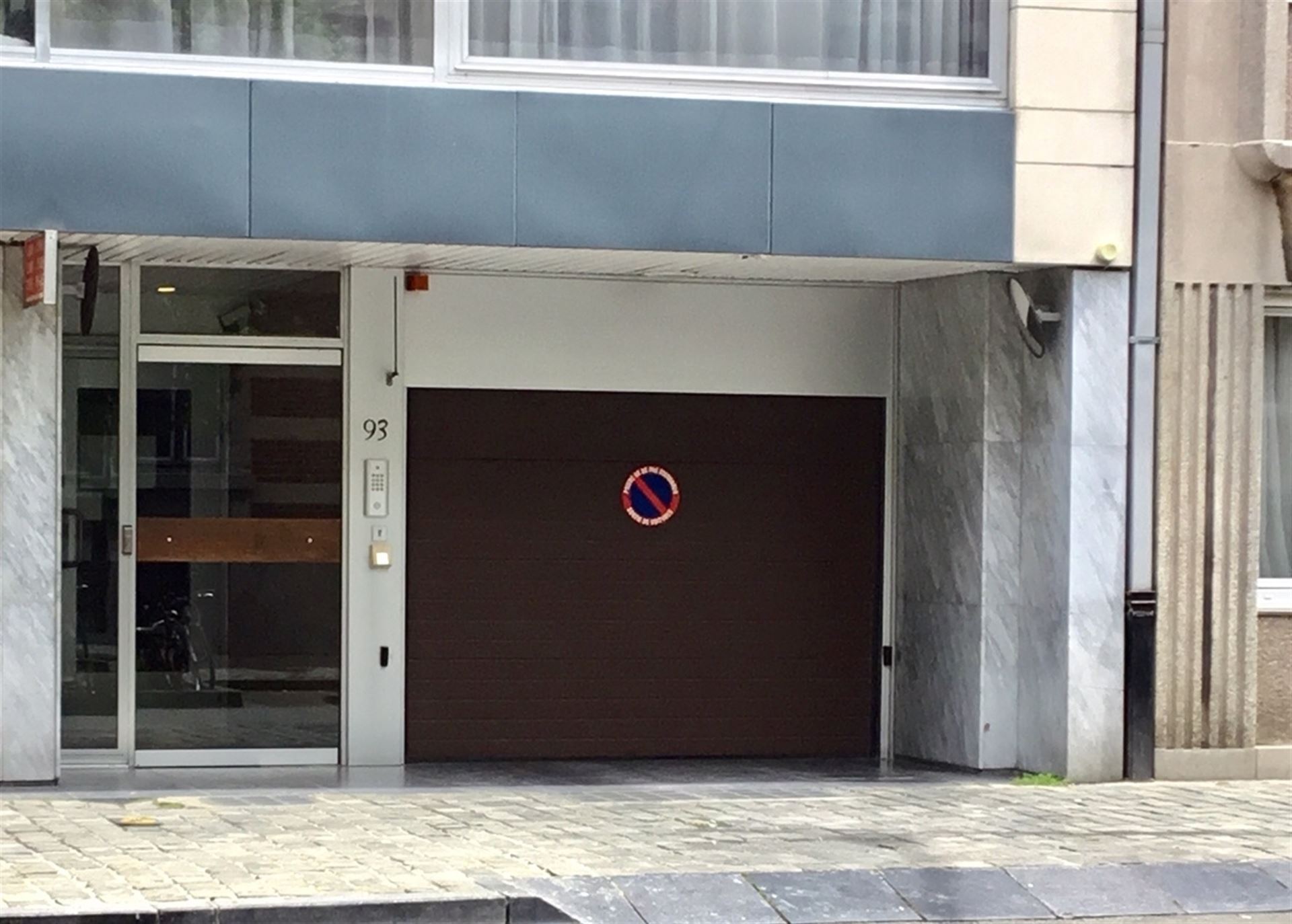 Binnenstaanplaats in ondergrondse parking van een appartementsgebouw. Super goede ligging, kortbij de europese commissie.