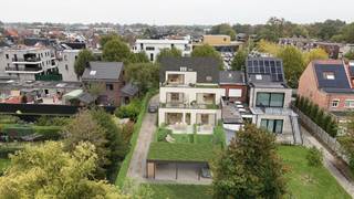 AANKOOP AAN 6% MOGELIJK – OOK VOOR INVESTEERDERS/VERHUUR !<br /><br />Gunstig en centraal gelegen kleinschalig nieuwbouwproject, in het hart van Kapellen op een rustige ligging, aan het marktplein, invalswegen en openbaar vervoer. <br />Het halfopen gebouw met lift bevindt zich op een ideaal ZW georienteerd perceel van ca 1065m² en omvat 5 appartementen met een mix van oppervlaktes en één of tweeslaapkamerappartementen, allen voorzien van terras en/of buitenruimte. <br /><br />Achteraan op het terrein is er plek onder de carports voor het stallen van wagens en is er nog een gemeenschappelijke afval-en fietsenberging.<br /><br />De ontwikkelaar met 50 jaar ervaring op de teller garandeert een volledig en hoogwaardig afgewerkt BEN gebouw, voorzien van vloerverwarming d.m.v. warmtepomptechnologie, ventilatiesysteem, zonnepanelen en regenwaterrecuperatie. <br />Ruime afwerkingsbudgetten voor vloeren, keuken en badkamer voorzien!<br /><br />Appartement 0.2<br /><br />Ruim gelijkvloersappartement van 103m² met twee slaapkamers, tuin en terras.<br />Op het gelijkvloers rechts gesitueerd hebben we centraal de inkomhal, die het dag-van het nachtgedeelte scheidt, de goed uitgeruste badkamer met apart toilet en de twee ruime slaapkamers. <br />Het halfopen karakter garandeert meer lichtinval in zowel de slaapkamer als de royale leefruimte met open keuken die toegang biedt tot het zonovergoten terras en privatieve tuin.<br />Verder nog een praktische berging.<br />Carport mee aan te kopen aan € 25.000,00.