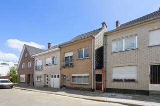 <p>Op zoek naar een gezinswoning met voldoende slaapkamers én een gezellige stadstuin?</p>
<p>We stellen graag deze aangename, op te frissen woning in Denderleeuw aan je voor, met tal van mogelijkheden.<br />Op de gelijkvloerse verdieping vind je een inkomhal die toegang geeft tot de lichtrijke leefruimte met eetplaats, een aparte keuken, een badkamer met ligbad (douchefunctie) en een praktische bergruimte.<br />De aangename tuin met terras is de perfecte plek om tot rust te komen.</p>
<p>Op de eerste verdieping bevinden zich drie ruime slaapkamers (19 m², 11 m² en 10 m²) en een vaste trap leidt naar de volledig afgewerkte zolderverdieping (29 m²), die vandaag dienstdoet als vierde slaapkamer.</p>
<p>Extra troef: de woning beschikt over een afzonderlijke zij-ingang, ideaal voor fietsen, vlotte toegang tot de tuin, een grote veranda en berging + een bijkomende zolderberging.<br /><br />SI in aanvraag.</p>