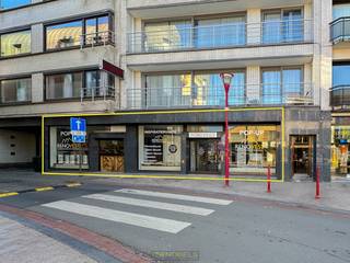 Op een UITERST GUNSTIGE LIGGING in het CENTRUM VAN RONSE met een GROTE VISIBILITEIT en een GOEDE BEREIKBAARHEID bevindt zich deze POLYVALENTE COMMERCIËLE RUIMTE. <br />Deze eigendom bestaat uit een HANDELSRUIMTE VAN +/- 265 M² BRUIKBARE OPPERVLAKTE en wordt aangevuld met een PRAKTISCHE EN RUIME KELDER. <br />Tevens is dit de IDEALE OPBRENGSTEIGENDOM! Het pand wordt MOMENTEEL VERHUURD aan RENDABELE HUURDERS voor de uitbating van een SHOWROOM.<br /><br />Contacteer ons voor meer informatie met betrekking tot de mogelijkheden of voor het inplannen van een bezichtiging!<br /><br />Adres: Franklin Rooseveltplein 40 + Sint-Martensstraat 1 te Ronse<br /><br />G-score + P-score A. Geen renovatieverplichting van toepassing.