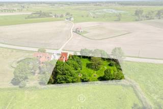 Gelegen langs de Koolkerkesteenweg in Oostkerke, midden in het groen en omgeven door uitgestrekte velden, bevindt zich deze eigendom met tal van mogelijkheden. De rustige ligging combineert landelijke charme met een vlotte bereikbaarheid.<br /><br />De bestaande woning kan worden gesloopt en herbouwd, met uitbreidingsmogelijkheden tot een vrijstaande woning van maximaal 1.000 m³.<br /><br />Kortom, een unieke kans om uw droomwoning te realiseren.