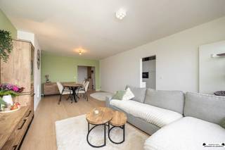 <p><span>Instapklaar 2-slaapkamerappartement van 95 m² met twee terrassen en prachtig uitzicht</span></p><p><span>Op de 10de verdieping van een verzorgd gebouw vinden we dit </span><span>ruime en volledig instapklare 2-slaapkamerappartement</span><span> van maar liefst </span><span>95 m²</span><span>. Een appartement met ruimte, licht en uitzicht als absolute troeven. Vlakbij De Bist, openbaar vervoer, winkels én scholen.</span></p><p><span>Bij binnenkomst kom je terecht in de </span><span>ruime inkomhal</span><span>. Vanuit de inkomhal stap je de aangename en lichtrijke </span><span>open leefruimte</span><span> binnen. Dankzij de grote raampartijen geniet je hier van veel natuurlijke lichtinval en een prachtig uitzicht vanop de 10de verdieping.</span></p><p><span>Aansluitend aan de leefruimte bevindt zich de </span><span>volledig uitgeruste keuken</span><span>, voorzien van een inductiekookplaat, dampkap, koelkast, oven, microgolfoven en vaatwasser. Vanuit de leefruimte en keuken heb je rechtstreeks toegang tot het </span><span>privatieve terras aan de voorzijde</span><span>, waar je heerlijk kan genieten van het uitzicht en de zon.</span></p><p><span>Aan de achterzijde van het appartement bevinden zich de </span><span>twee ruime slaapkamers</span><span>. Beide slaapkamers bieden rechtstreeks toegang tot het tweede, privatieve terras aan de achterzijde. Dankzij de terrassen aan beide zijden van het appartement geniet je hier van </span><span>zon van 's morgens tot 's avonds. Zonsopgang én zonsondergang verzekerd.</span></p><p><span>Verder beschikt het appartement over een </span><span>praktische badkamer</span><span> met inloopdouche, lavabo en badkamermeubel. Er is eveneens plaats voorzien voor een wasmachine en droogkast, of een praktische twee-in-ééncombinatie. Tot slot is er een </span><span>apart gastentoilet</span><span>, ideaal wanneer je gasten over de vloer hebt.</span></p><p><span>Bij het appartement hoort eveneens een privatieve kelderberging. Lift aanwezig. Parkeren kan op de gemeenschappelijke parking voor het gebouw aan het Sporthalplein.</span></p><p><span>Troeven:</span></p><p><span>·Zeer ruim appartement van 95 m²</span></p><p><span>·Gelegen op de 10de verdieping</span></p><p><span>·2 ruime slaapkamers</span></p><p><span>·Privatief terras aan zowel de voor- als achterzijde</span></p><p><span>·Volledig gerenoveerd in 2024-2025</span></p><p><span>·Nieuwe ramen in 2026</span></p><p><span>·EPC B, 106 kWh/m²jaar</span></p><p><span>·Conforme elektrische keuring</span></p><p><span>·Volledig uitgeruste keuken</span></p><p><span>·Badkamer met inloopdouche</span></p><p><span>·Apart gastentoilet</span></p><p><span>·Ruime inkomhal</span></p><p><span>·Privatieve kelderberging</span></p><p><span>·Lift aanwezig</span></p><p><span>·Gemeenschappelijke parking aan het Sporthalplein</span></p><p><span>Ook fiscaal interessant:</span><span> onder voorbehoud van het voldoen aan de voorwaarden kan de aankoop nog in aanmerking komen voor het verlaagde tarief van 2% registratierechten. Vanaf 2027 wordt dit tarief verhoogd naar 3%. Wie nog van het huidige tarief wil genieten, wacht dus best niet te lang.</span></p><p><span>Benieuwd naar meer? Plan vandaag nog uw bezoek in via </span><span>www.janssenenjanssen.be</span><span>!</span></p>