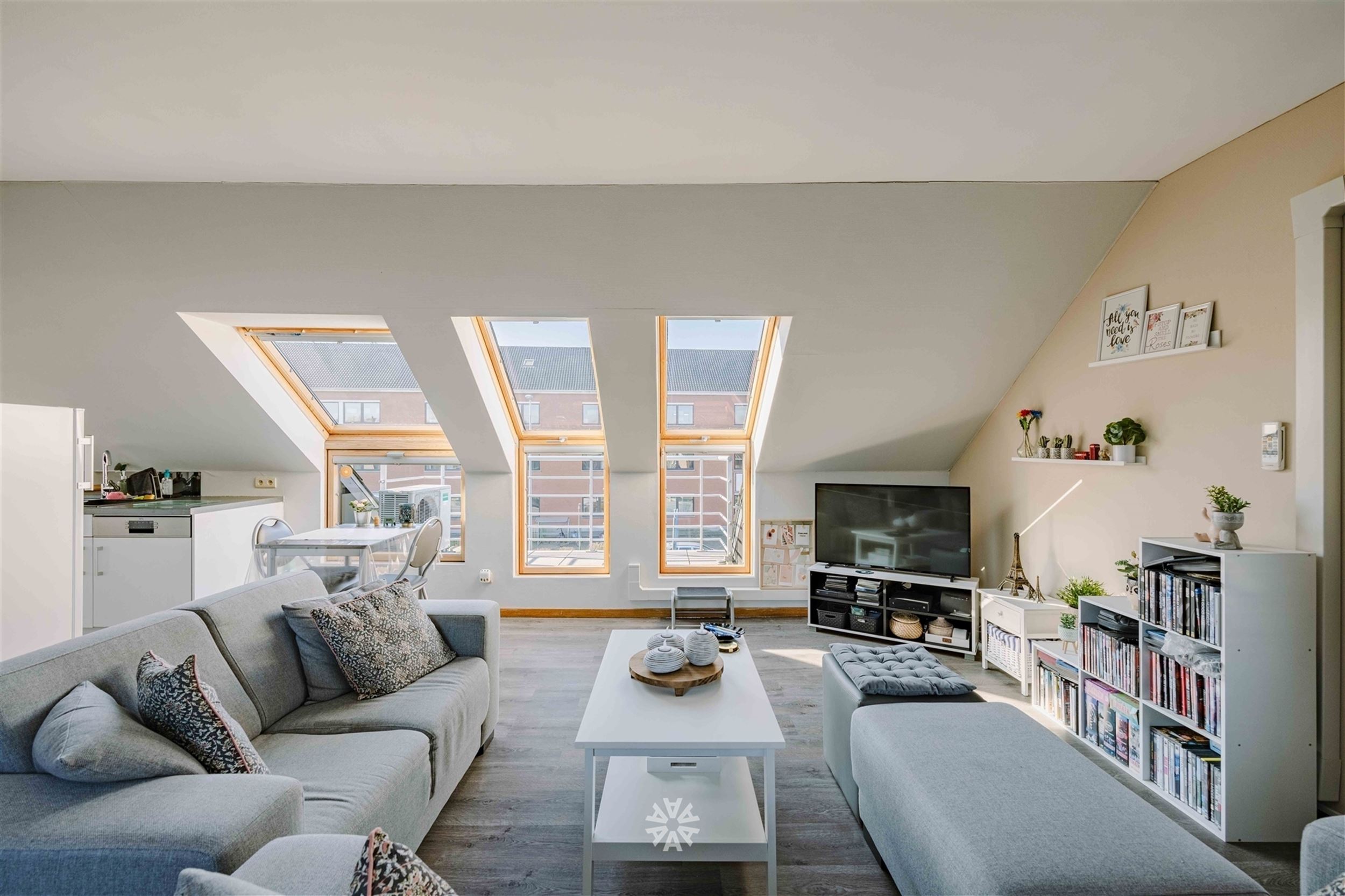 Lichtrijk dakappartement met 2 slaapkamers in Deinze - foto 1