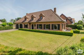 <p><span>Rustig gelegen, ruime landelijke villa te Kalmthout met onder meer leefruimte, bureel, ingerichte keuken, dubbele inpandige garage, berging, 3-4 slaapkamers, 1 badkamer en polyvalente ruimte met uitbreidingsmogelijkheden op een perceel van circa 1.300 m².</span></p><p><span> </span></p><p><span>INDELING</span></p><h4><span>Gelijkvloers:<br />Ruime inkomhal met gastentoilet. Aan de ene zijde bevindt zich een bureel, dat ook perfect kan dienen als slaapkamer. Aan de andere zijde opent zich de ruime leefruimte van ca. 60 m².<br />De leefruimte geniet dankzij de grote raampartijen van een aangename lichtinval en wordt extra sfeervol door de centrale doorkijkhaard. Via de schuiframen loopt u rechtstreeks naar het zuidgerichte terras en de tuin.<br />De halfopen keuken is uitgerust met een oven, koelkast, dubbele spoelbak en gasfornuis. Aansluitend bevindt zich een praktische berging.<br />Verder beschikt het gelijkvloers over een badkamer met dubbele wastafel, ligbad en toilet, een aparte wasberging met aansluitingen voor wasmachine en droogkast en een ruime dubbele inpandige garage.</span></h4><h4><span>Eerste verdieping:<br />De open vide met massief houten trap brengt u naar de eerste verdieping en geeft toegang tot 3 slaapkamers en een polyvalente ruimte. Deze laatste biedt tal van mogelijkheden en kan, na verdere afwerking, worden ingericht als een ruime master suite met een eigen badkamer en dressing.</span></h4><p><span>Tuin:</span></p><p><span>De prachtige tuin is volledig omheind, geniet veel privacy en is voorzien van een zonnig terras.</span></p><p><span>Verder is er voldoende parkeergelegenheid vooraan de woning.</span></p><p><span> </span></p><p><span>Pluspunten:</span></p><p><span>-Gebouwd met duurzame en kwalitatieve materialen</span></p><p><span>-Rustig gelegen</span></p><p><span>-Recente CV ketel</span></p><p><span>-Tijdloze bouwstijl</span></p><p><span>-Dubbele inpandige garage</span></p><p><span> </span></p><p><span> </span></p>
