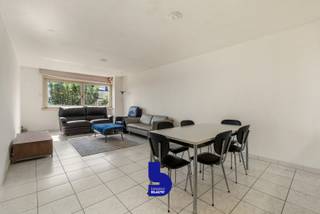 Ontdek dit ruime appartement in Oostende, een uitstekende opportuniteit voor zowel investeerders als eigen bewoners die op zoek zijn naar een betaalbare woning met heel wat potentieel.<br /><br />Dankzij de gunstige ligging, vlakbij winkels en op fietsafstand van het bruisende centrum van Oostende, geniet je van een uitstekende bereikbaarheid en alle dagelijkse voorzieningen binnen handbereik. Bovendien bevindt het strand zich op slechts 2 km, ideaal om volop van de kust te genieten.<br /><br />Indeling: inkomhal, lichtrijke leefruimte met open keuken, aansluitende berging, badkamer met lavabo en bad/douchecombinatie, apart toilet, twee volwaardige slaapkamers en een terras aan de achterzijde.<br />Extra troeven zijn het EPC-label C (geen renovatieplicht) en de conforme elektrische installatie, waardoor het appartement meteen voldoet aan de huidige normen.<br /><br />Momenteel is het appartement verhuurd voor €740 per maand, wat het een interessante investering maakt met een onmiddellijke huuropbrengst. De betrouwbare huurder en de beperkte renovatieverplichtingen zorgen voor extra gemoedsrust. Met enkele opfrissingswerken kan je bovendien het wooncomfort én de waarde van het appartement verder verhogen.<br /><br />Ben je op zoek naar een interessante investering of een appartement aan de Belgische kust met veel mogelijkheden? Contacteer ons vandaag nog voor meer informatie of een bezoek ter plaatse.